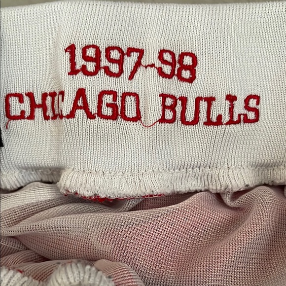 Official Chicago Bulls Just Don Red Basketball NBA Shorts 1997-98 - Picture 3 of 9